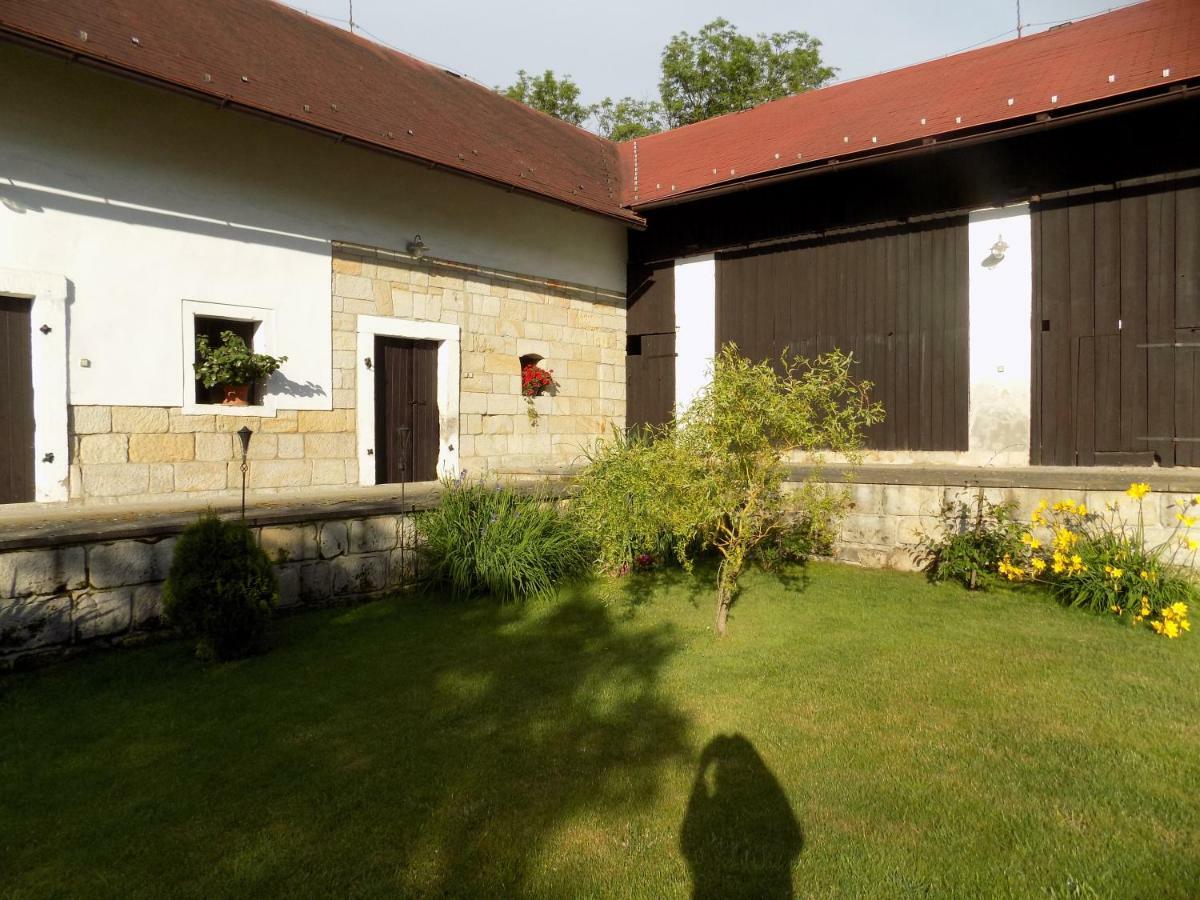 Апартаменты Landhaus Florian Rovensko pod Troskami Экстерьер фото
